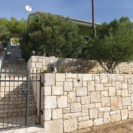 Mario With Pool By Guide アパート Potirna